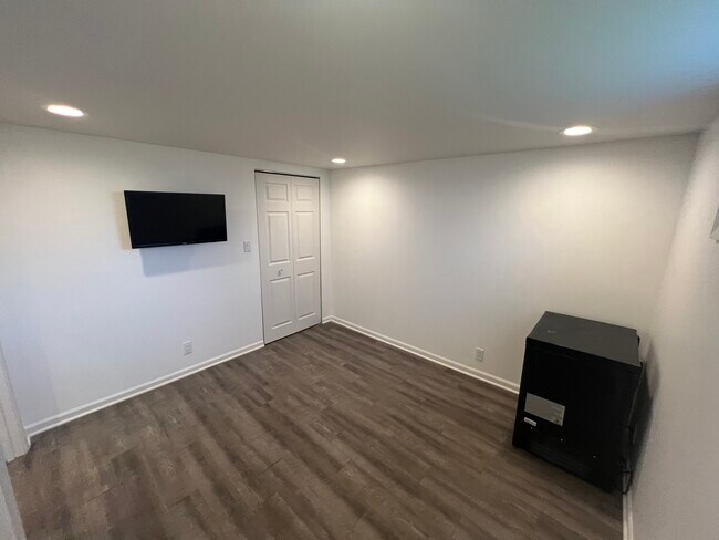 Building Photo - 7830 Westview Ln