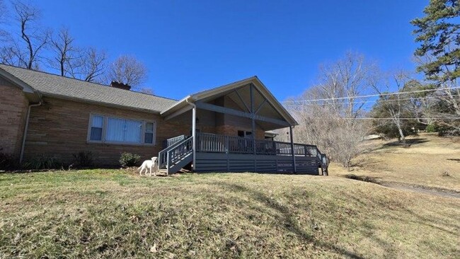 Building Photo - 3 bedroom 2.5 bathroom home for rent in Sylva