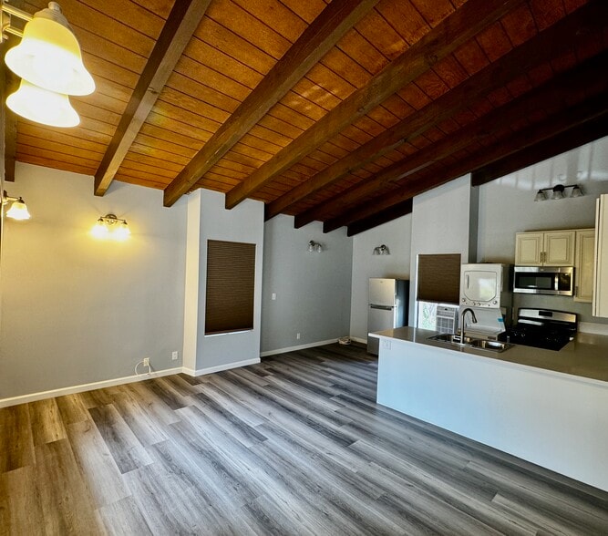 Kitchen Area - 1551 Yale St