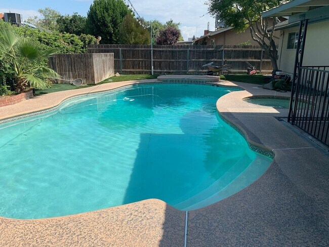 Building Photo - SE Visalia home with pool coming soon! All utilities included
