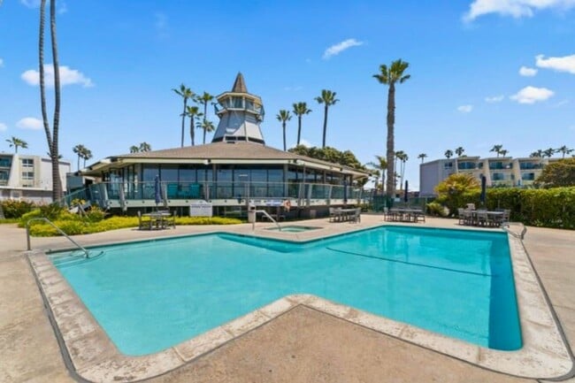 Building Photo - Top-Floor Condo with Marina Views – 1 Bed ...