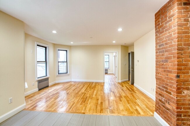 Building Photo - Updated 3 bedroom 1st floor apartment in Waterbury