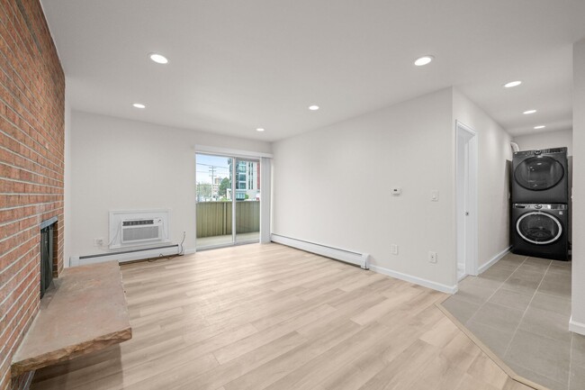 Building Photo - Newly Renovated Condo!
