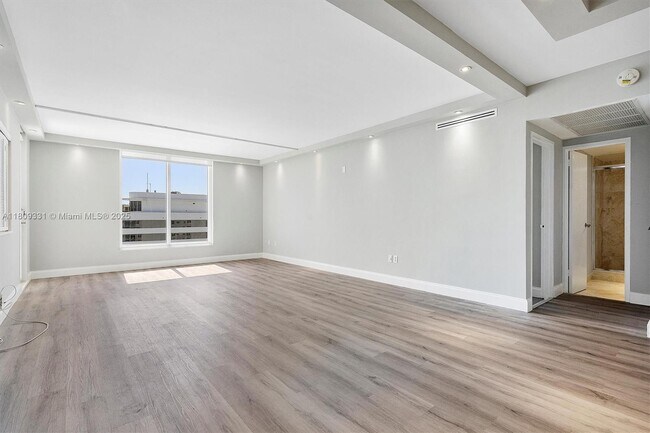 Building Photo - 10350 W Bay Harbor Dr