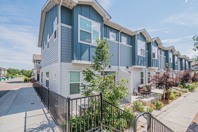 Building Photo - 1047 Oak Cir