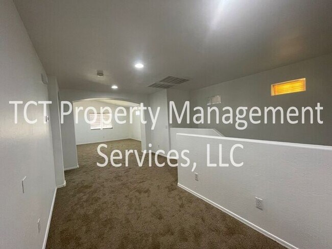 Building Photo - Large 6 Bedroom with Grass Backyard!