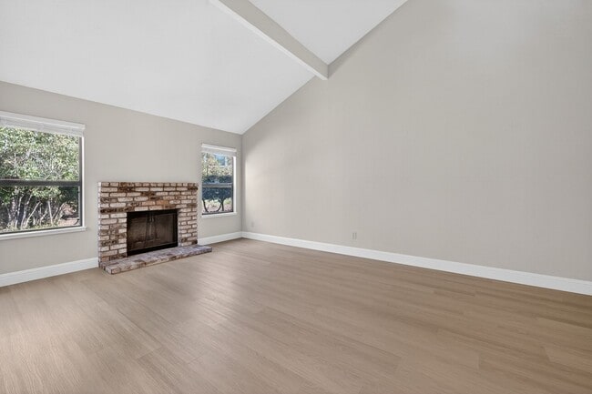 Building Photo - Newly Renovated 3/2.5 bath End-Unit Townhome with Vaulted Ceilings – Minutes to I-680 & Downtown!