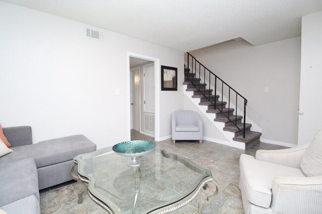 Building Photo - Updated 2BR/1.5BA End-Unit Townhome Near N...