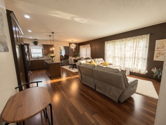 Building Photo - Awesome 4Bed 3Bath Home in Watertown!