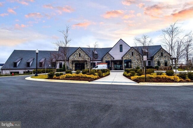 Building Photo - 4-Level Furnished townhome!