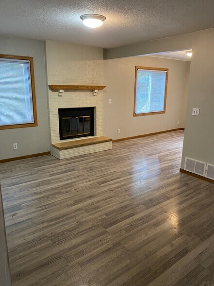Building Photo - 8913 Forestview Ln N