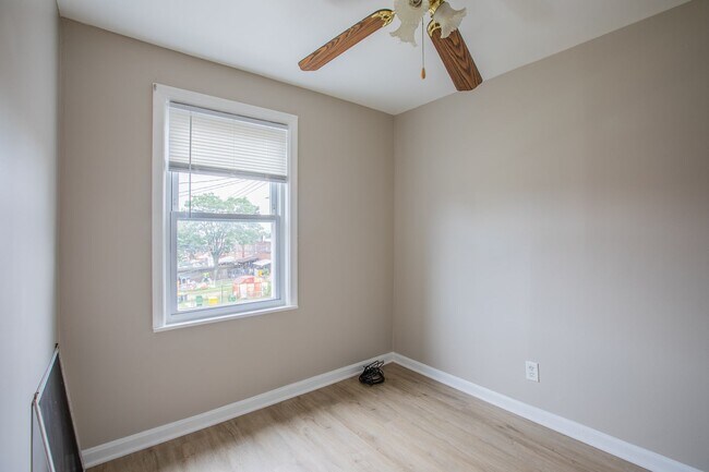 Building Photo - Charming 2 BR/1 Townhome in Brooklyn Park!