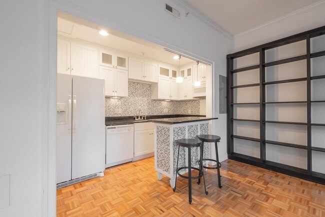 Building Photo - 212 E Clay St