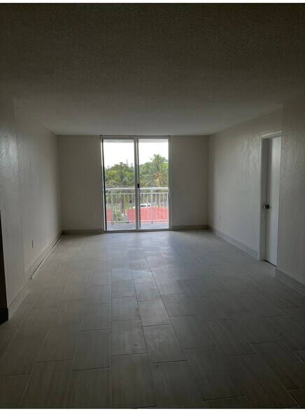 Living/dining area showing door to master - 1251 NE 108th St