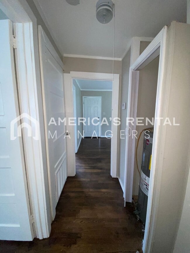 Building Photo - 104/105 7th Ave SE