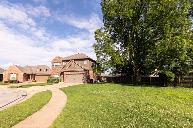 Building Photo - Beautiful 3 Bedroom, 2.5 Bath Home in Jenks