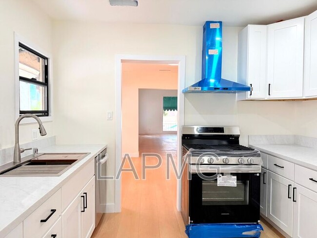 Building Photo - 6130 Whitsett Ave