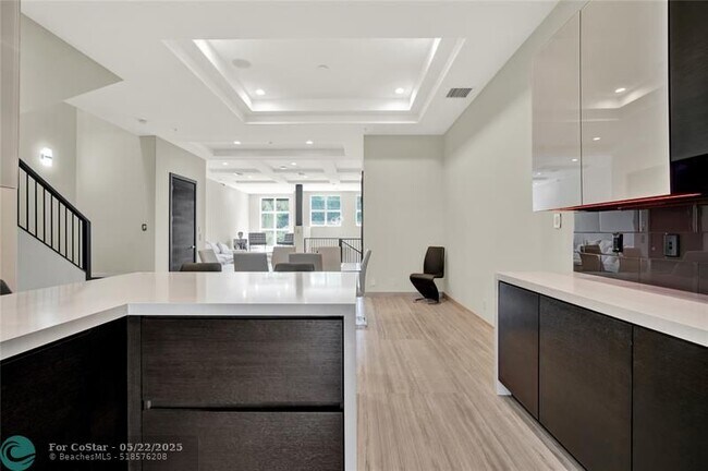 Building Photo - 425 N Ocean Blvd