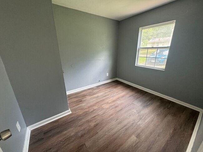 Building Photo - Newly Renovated Three Bed/One Bath
