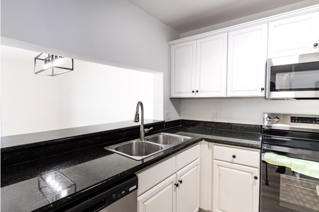 Building Photo - Spacious 2 Bedroom, 2 Bathroom Condominium...