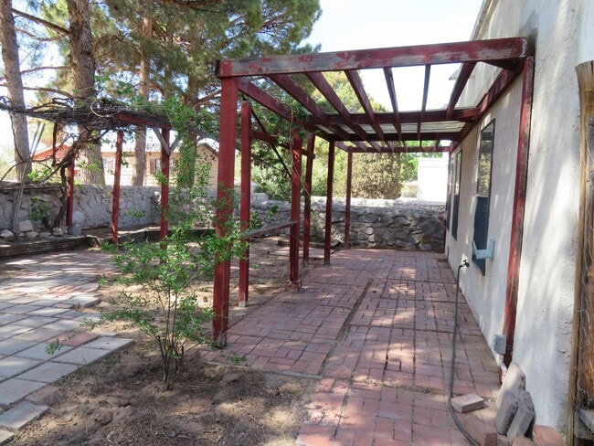 Building Photo - Clean 3 Bedroom 2 Bath Home For Rent