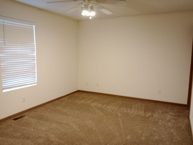 Building Photo - 406 E Liberty Ln