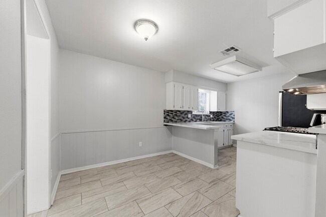 Building Photo - 3507 Lake Ridge Bend
