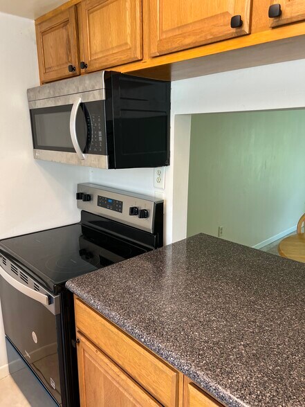 Building Photo - 1525 SE 25th St