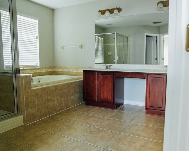 Building Photo - Elegant 5-Bedroom Pool Home with 3-Car Gar...