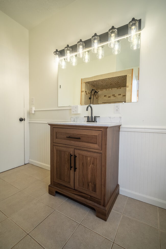 Building Photo - 934 Grand St