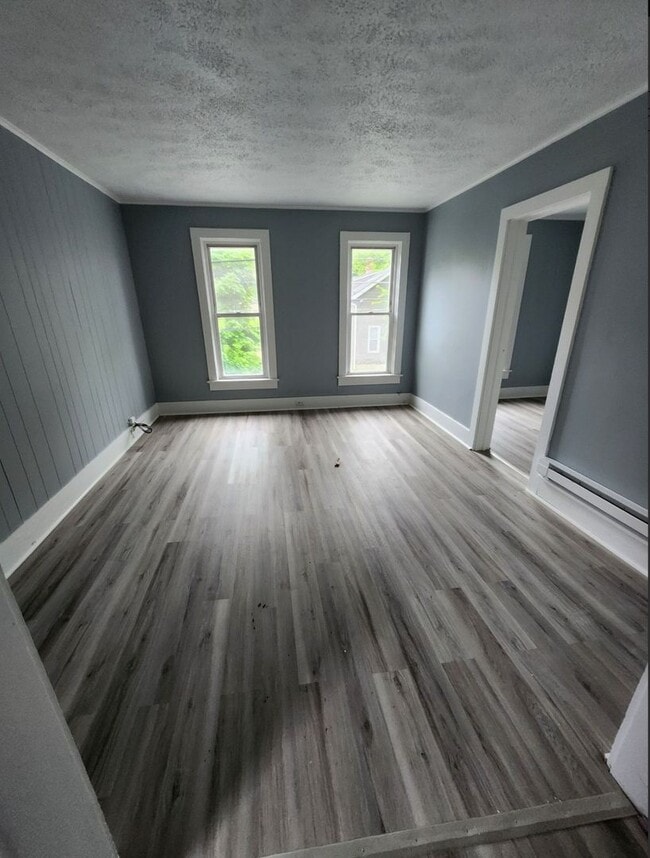 Building Photo - Upper 3 bedroom unit