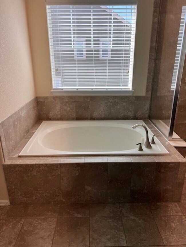 Building Photo - Beautiful Sierra Ridge 4-Bedroom, 3.5-Bath...