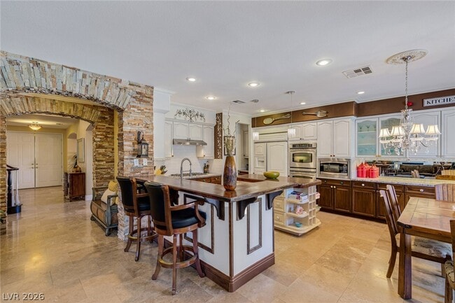 Building Photo - 724 Pinnacle Heights