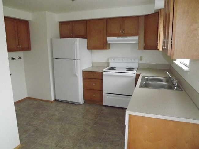 Building Photo - Cute 2 Bedroom Townhouse In Spanaway!!
