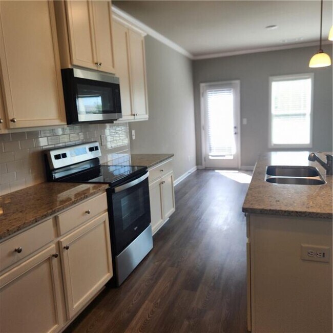 Building Photo - 5056 Silver Fox Trl