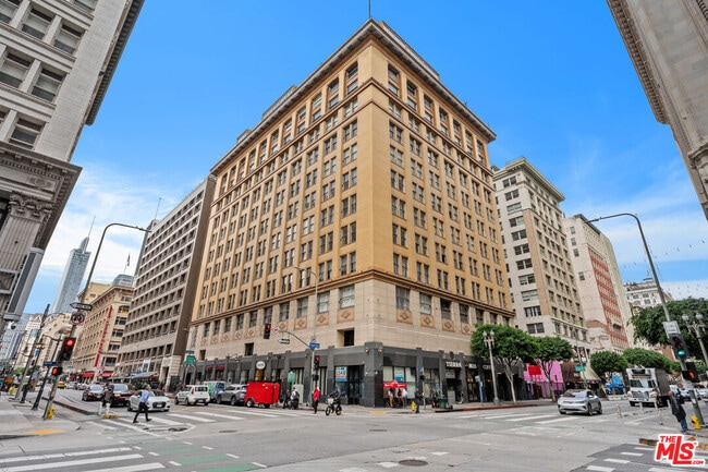 Building Photo - 215 W 7th St