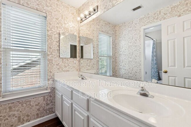 Building Photo - 1805 Sumac Dr