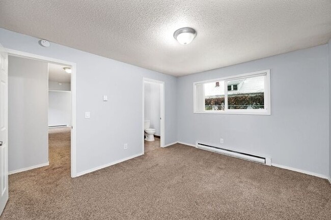 Building Photo - 3 Bedroom 1.5 Bathroom Apartment Home, Washer Dryer in Unit!