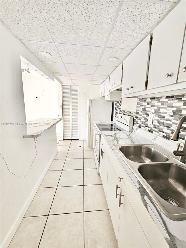 Building Photo - 4250 NW 79th Ave