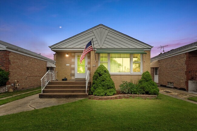 Primary Photo - 5139 S Narragansett Ave