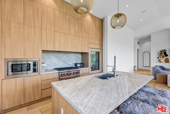 Building Photo - 6656 Dume Dr