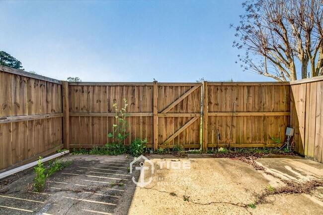 Building Photo - Comfortable Living Near Greenway Access