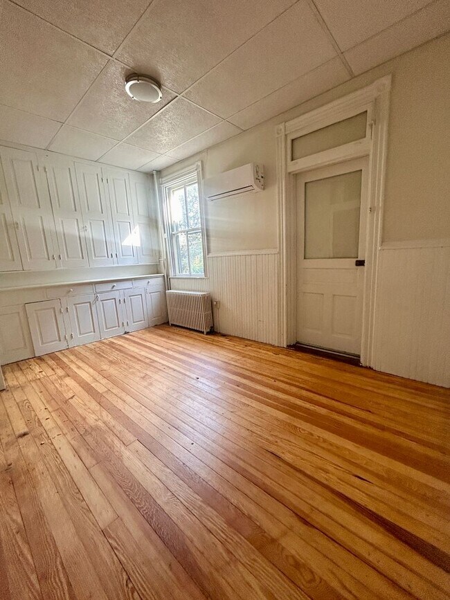 Building Photo - 711 E Orange St