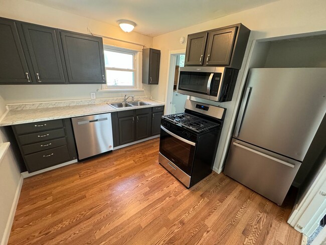 Building Photo - MADISONVILLE - Adorable 2 bed 2 bath cape ...