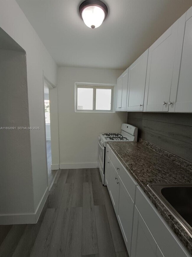 Building Photo - 1857 SW 4th St