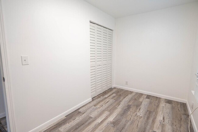 Building Photo - 1118 Louise Dr