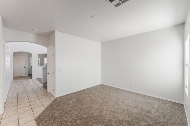 Building Photo - You're going to love this 4 bedroom 2.5 bath! Looks and Feels Brand New!