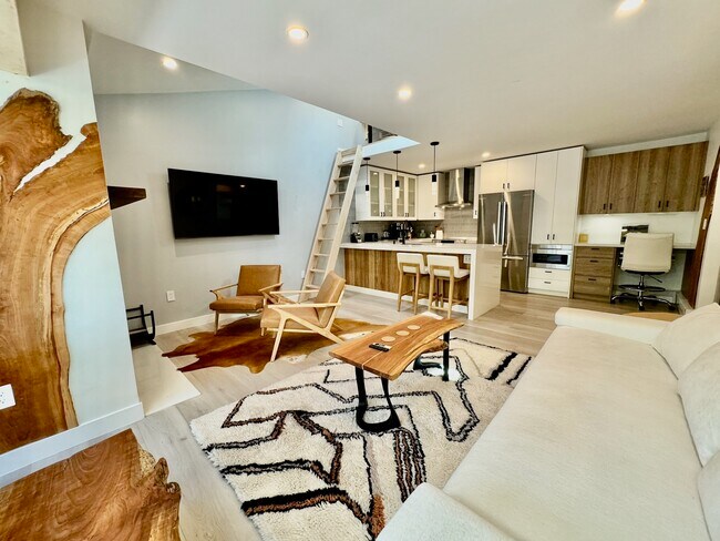 Building Photo - 910 W Hallam St