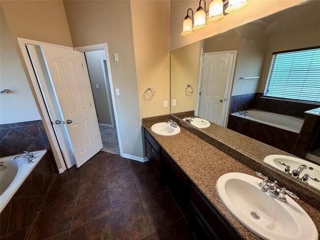 Building Photo - 3713 Broadwinged Hawk Cove