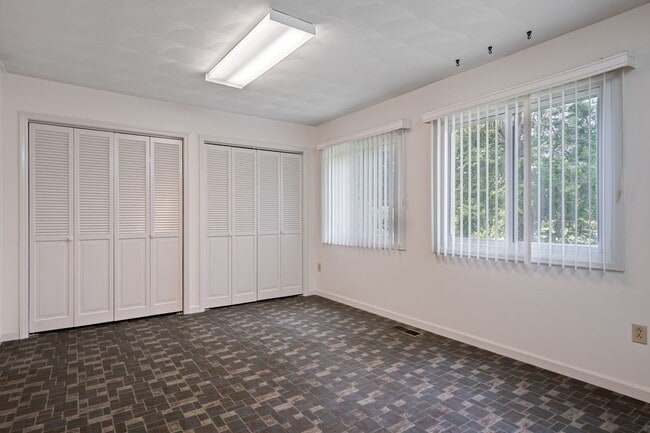 Building Photo - 3 or 4 Bed/ 3 1/2 bath